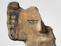 Ame Ker 120  Ame Ker 120, Mexiko, Zentrales Hochland,Tolteken, Azteken, Postklassische Periode, ca. 1200-1521 n. Chr., Fragment einer Figur, Ton, H 9,5 cm, B 9,5 cm : Museumsfoto: Claus Cordes, Bestandskatalog Ethnologie